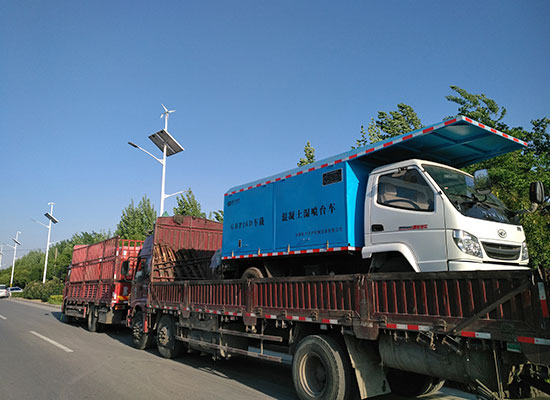 車載混凝土濕噴臺(tái)車、空壓機(jī)發(fā)貨現(xiàn)場(chǎng)
